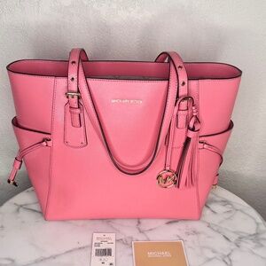 Michael Kors genuine Voyager Large soft Leather Tote Bag
Tea Rose NWT